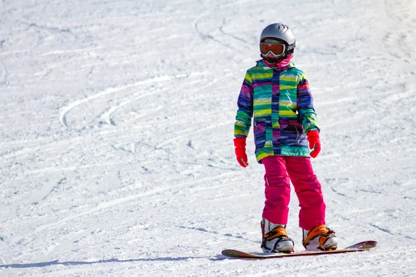 Kız snowboard kayak yolda. Metin için boş alan
