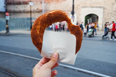 Geleneksel Türk simit simit denilen bir kadın el tarafından düzenlenmektedir