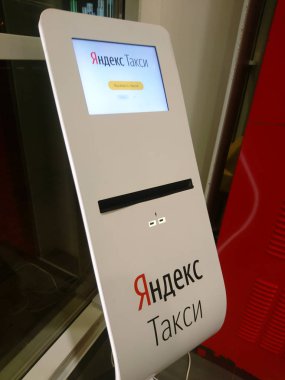 Ufa, Rusya - 10 Kasım 2018: Self-servis online rezervasyon taksi hizmet alışveriş merkezinde 