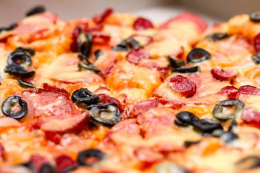 Salam, peynir ve siyah zeytin pizza. Seçici odak. Yakın çekim.