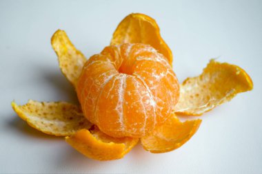 Soyulmuş mandalina veya beyaz zemin üzerine mandalina meyve çiçek mandarin
