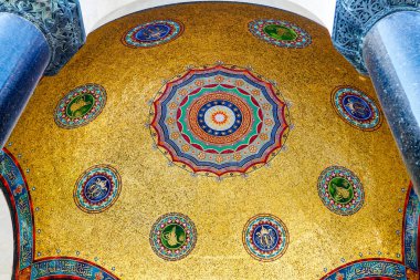 Istanbul, Türkiye - 21 Ağustos 2018: Alman Çeşmesi'nın, dome'nın iç parçası dome'nın tavanı altın mozaiklerle süslenmiş