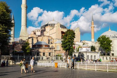 Istanbul, Türkiye - 21 Ağustos 2018: Ayasofya Müzesi ve güneşli yaz günü turist