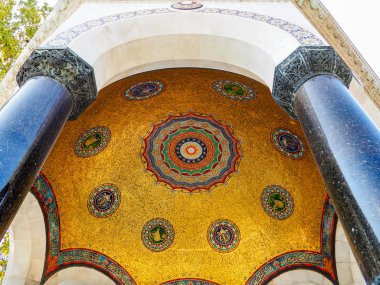 Istanbul, Türkiye - 21 Ağustos 2018: Alman Çeşmesi'nın, dome'nın iç kısmı kubbe tavan altın mozaiklerle süslenmiş