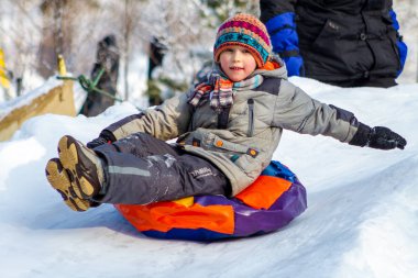 Çelyabinsk Oblastı, Rusya Federasyonu - Şubat 8, 2015: çocuk boru kış oyunu sürme