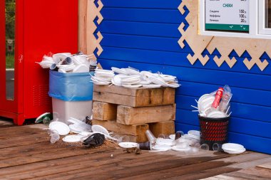 Ufa, Rusya - 27 Mayıs 2017: Plastik tabak ve bardak kafe yakınındaki çöpten, kuşlar artık yemek yiyecek yer
