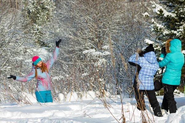 Oblast Tsjeljabinsk 2015 Meisje Poseren Voor Camera Zonnige Winterdag — Stockfoto