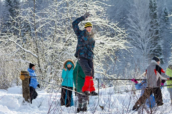 Chelyabinsk Oblast Rússia Fevereiro 2015 Homem Caminhando Slackline Dia Ensolarado — Fotografia de Stock