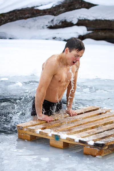 Tscheljabinsk Russland Februar 2015 Mann Schwimmt Walross Winter Einem Eisloch — Stockfoto
