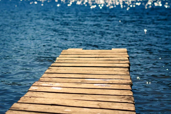 湖上的木码头 选择性对焦 模糊背景 — 图库照片