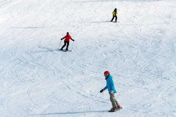 Pavlovsky Kayak Park, Rusya - 10 Mart 2018: kayakçı ve renkli profesyonel spor giyim gökyüzü üzerinde ve güneşli kış gününde dağ yamacında snowboard snowboard