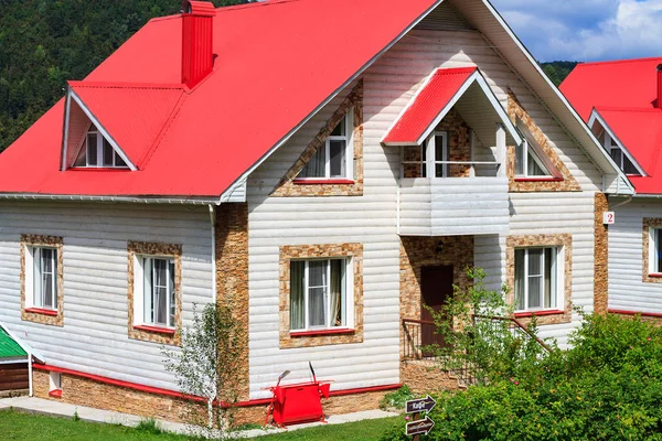 Pavlovsk rezervuar, Rusya Federasyonu - 10 Ağustos 2018: iki katlı beyaz yazlık turistler için