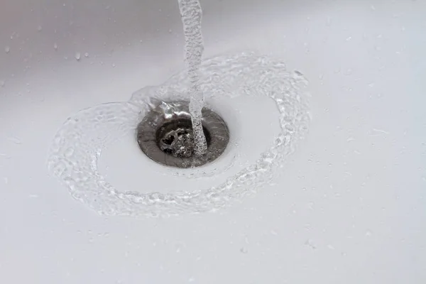 Eau Qui Coule Dans Évier Draine Peu Près Goutte Eau — Photo