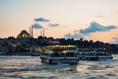İstanbul, Türkiye - 21 Ağustos 2018: Galata Köprüsü'nden feribotlarla Haliç'e ve akşam saatlerinde Süleymaniye Camii'ne bakan manzara