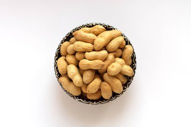 Çiğ fıstık kabuğu kil Kupası beyaz arka plan üzerinde. Üstten görünüm