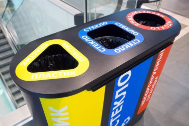 Ufa, Rusya - 3 Kasım 2018: çöp kutusu ile alışveriş merkezi, üstten görünüm ayrı kaplarda geri dönüştürülebilir atıklar için