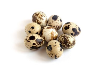 Beyaz arka planda izole edilmiş bıldırcın yumurtaları