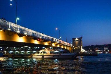 Istanbul, Türkiye - 21 Ağustos 2018: Feribot yaz gecesi Galata Köprüsü altında