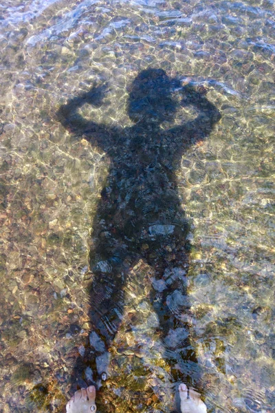 Mujer Silueta Sombra Agua Orilla Del Río Con Guijarros —  Fotos de Stock