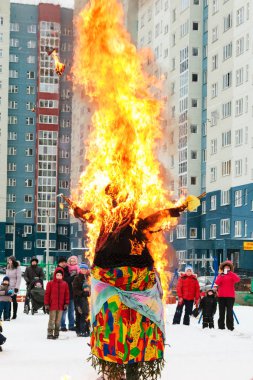 Ufa/Rusya - 21 Şubat 2015: Bez bebek kadın kutlama shrovetide şenlik Cheesefare haftanın son günü doruk üzerinde yanan Maslenitsa