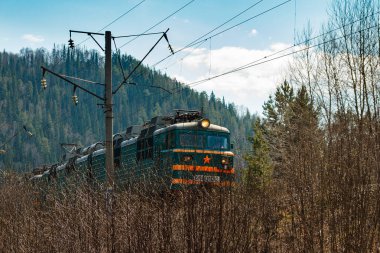 Chelyabinsk bölgesi/Rusya - 03 Mayıs 2014: Elektrikli tren Rzhd dağ orman arka planda Bahar üzerinde
