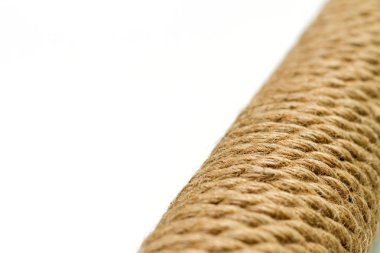 Makro yakın çekim sisal ip kedi beyaz zemin üzerine, seçici odak sonrası tırmalamak