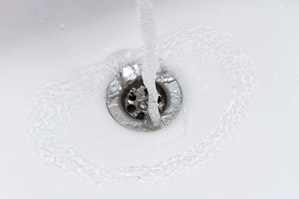 ağır çekimde lavabo drenaj closeup içine düşen su