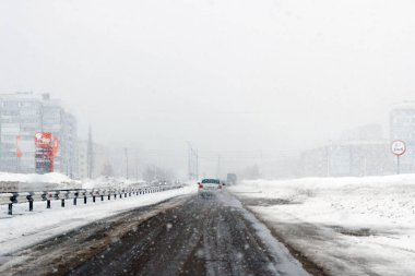 Salavat, Rusya - 26 Şubat 2017: kar fırtınasında tehlikeli sürüş, karayolu ile blizzard otomobillerde