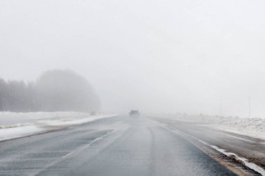 Salavat, Rusya - 26 Şubat 2017: karayolu blizzard, kötü görüş ve sis