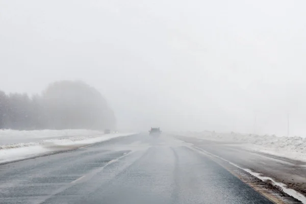 Salavat, Rusya - 26 Şubat 2017: karayolu blizzard, kötü görüş ve sis