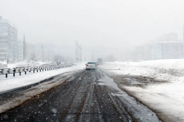 Salavat, Russia - 26 febbraio 2017: guida pericolosa, autostrada con auto in tormenta — Foto Stock