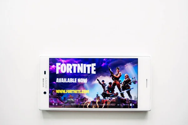 Ufa, Rusya - 15 Mart 2019: Fortnite oyun Android smartphon