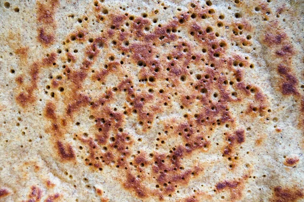 Close-up van gebakken pannenkoek gemaakt van roggemeel — Stockfoto