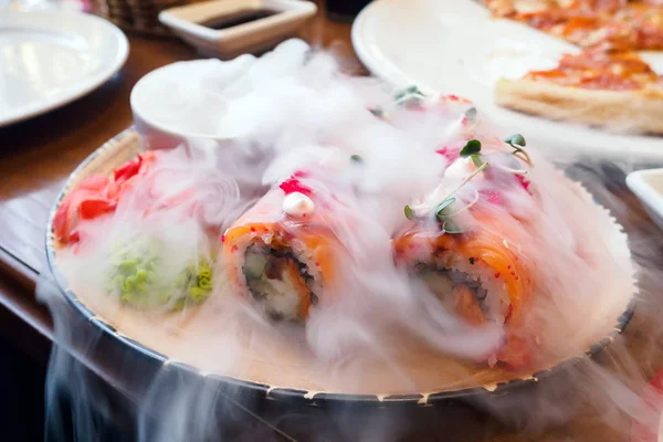 Kuru buz duman, Japon gıda ile Somon suşi rulo