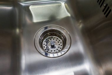 drenaj ızgara ile boş ve kuru metal mutfak lavabo