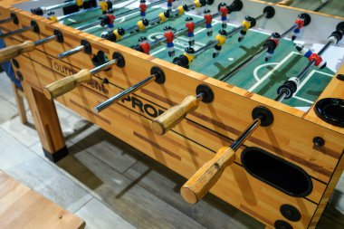 Ufa, Rusya - 02 Nisan 2019: masa futbolu oynamak için yakın çekim kolu, seçici odak