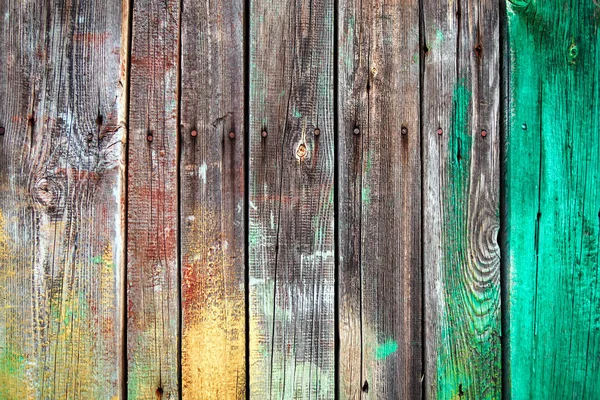 Oude houten planken met nagels, groene en gele verf vlekken op natuurlijke textuur houten plank. — Stockfoto