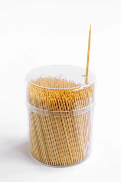 Beyaz arka planda kapak ile plastik kutuda bambu kürdan, o