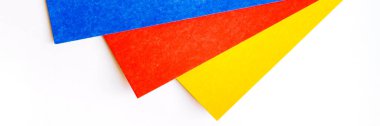 Beyaz arka plan üzerinde renkli levhalar üç parçası. Mavi, kırmızı ve sarı boş karton. Banner sayfası için konsept
