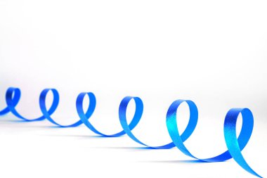 Beyaz arka plan üzerinde mavi kurdele spirali. Kopyalama alanı, seçici odak