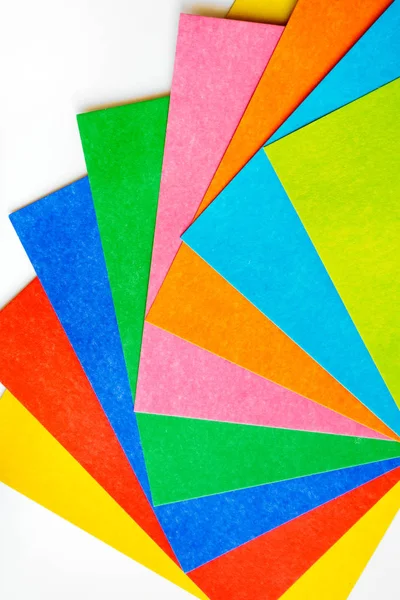 Varias hojas coloridas de cartón sobre un fondo blanco, vista superior vertical —  Fotos de Stock