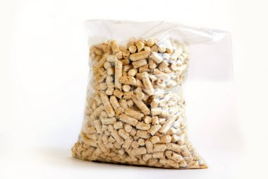 Beyaz arka planda plastik torba ahşap Pellet. Şeffaf çuval içinde Feline taze doğal çam kedi çöp