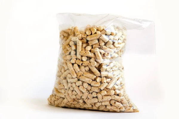 Beyaz arka planda plastik torba ahşap Pellet. Şeffaf çuval içinde Feline taze doğal çam kedi çöp