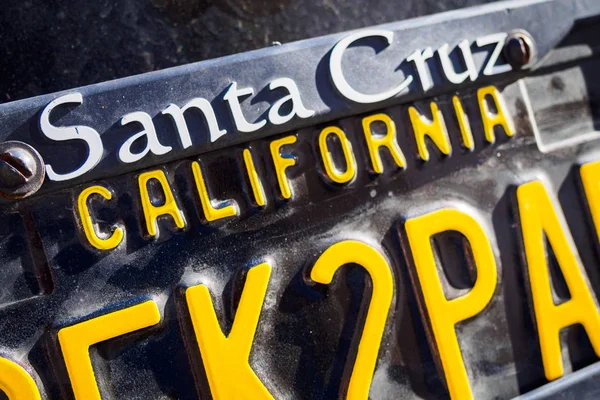 Ufa, Rusya, 22 Haziran 2019: Santa Cruz California yazıtlı plaka. Kopyalama alanı, seçici odak