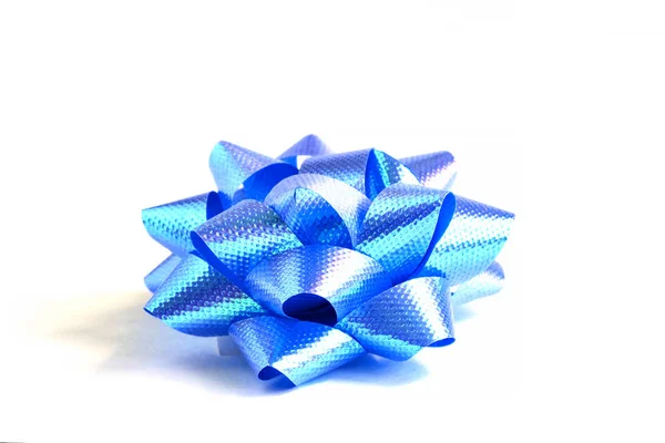 Primer plano del arco de regalo azul decorativo sobre fondo blanco, enfoque selectivo — Foto de Stock