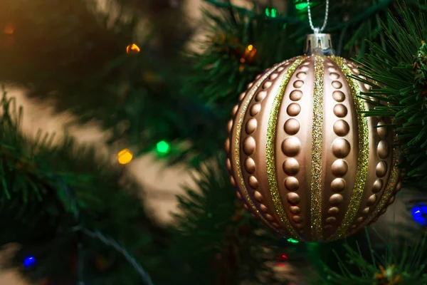木の上の金のクリスマスボール。コピースペース、選択的フォーカス — ストック写真