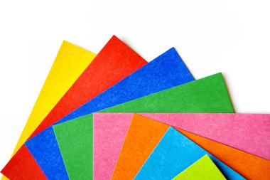 Beyaz bir arka plan üzerinde karton çeşitli renkli levhalar üst görünümü