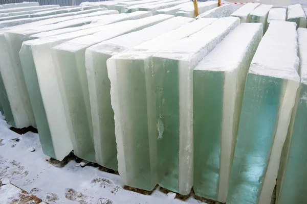 冬の日に屋外で建設のための連続した氷のブロック — ストック写真