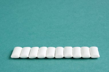 Mavi arkaplanda beyaz sakız çiğneme alanı, metin için kopyalama alanı