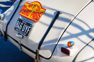 7. Pekin 'den Paris Motor Yarışması' na. Beyaz Pontiac Coupe 'nin arka görüntüsü, Amerikan arabası 1940. Ufa, Rusya - 22 Haziran 2019